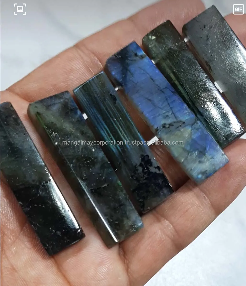 Одиночная вышитая башня с кристаллами