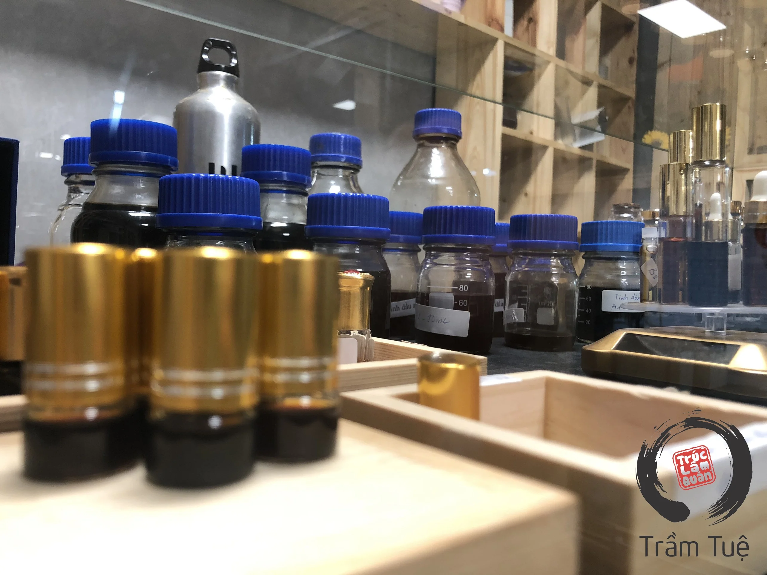 Vietnam Pure high-quality Agarwood Oud Essential Oil, one of main materials to make famous perfumes