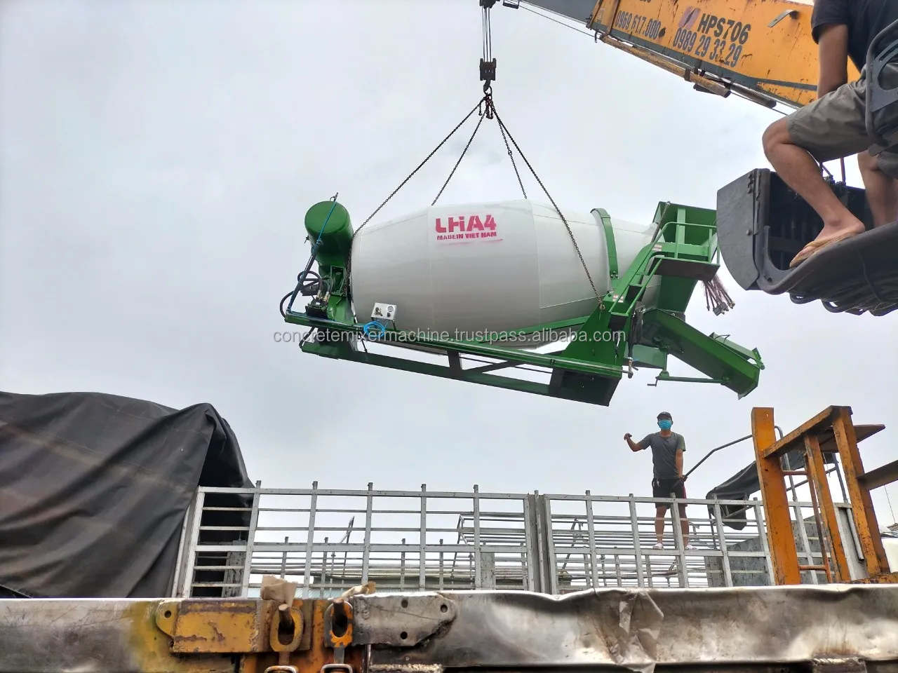 Top grade producer from Vietnam country 2.5 cbm self loading concrete mixer swing with pump strong durable for construction work