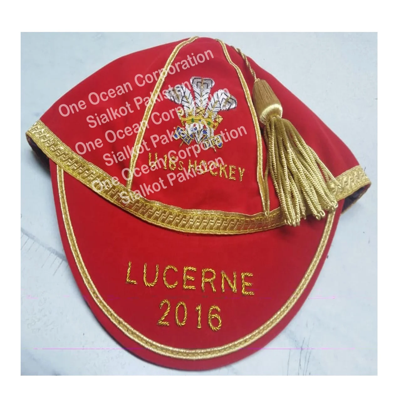 
 Кепка с золотистой и серебристой отделкой, кепка с золотистой и серебристой бахромой, Кепка с вышивкой  