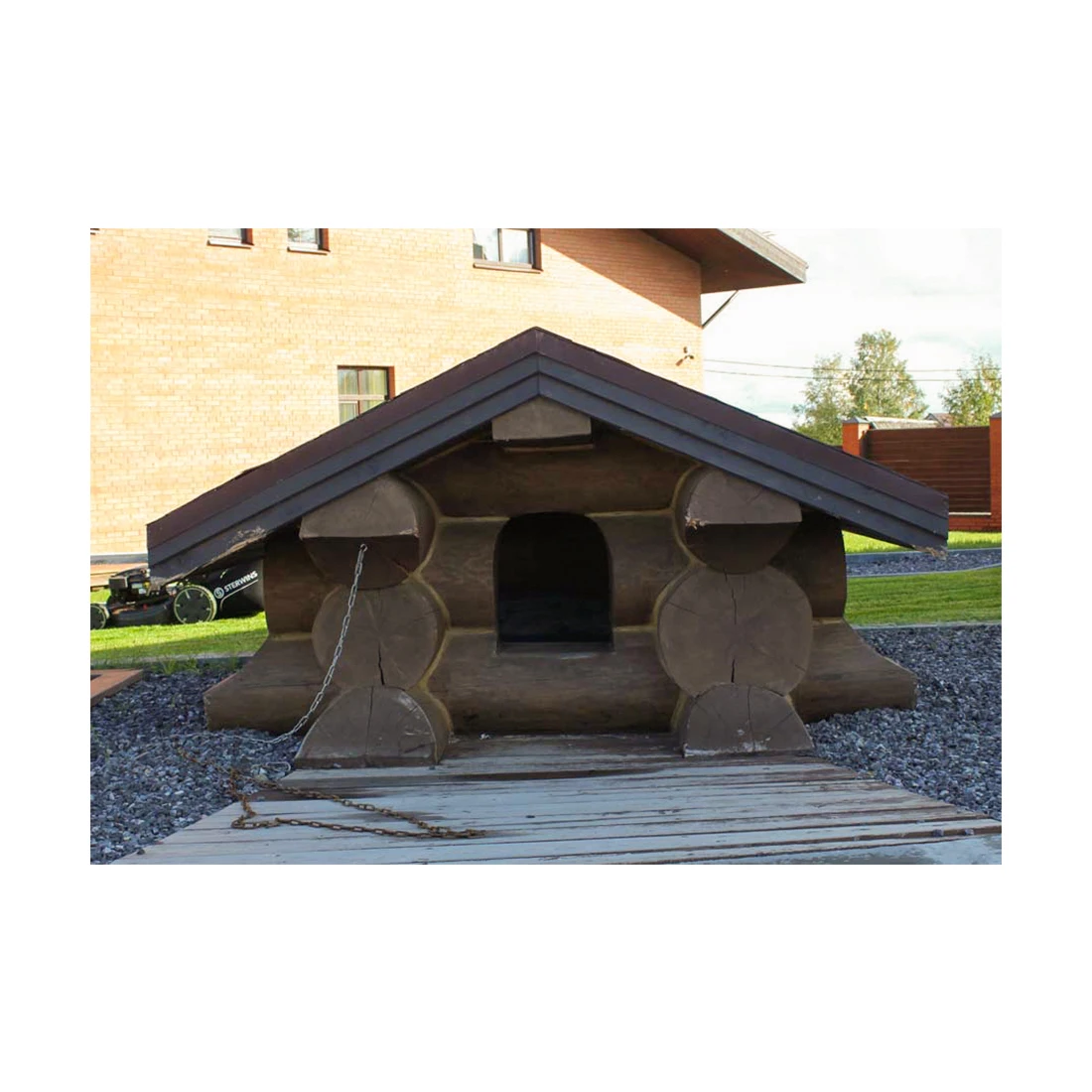 Custom-built Large Outdoor Natural wood log Doghouse Natural Solid Wood Dog House Kit for dogs and pets
