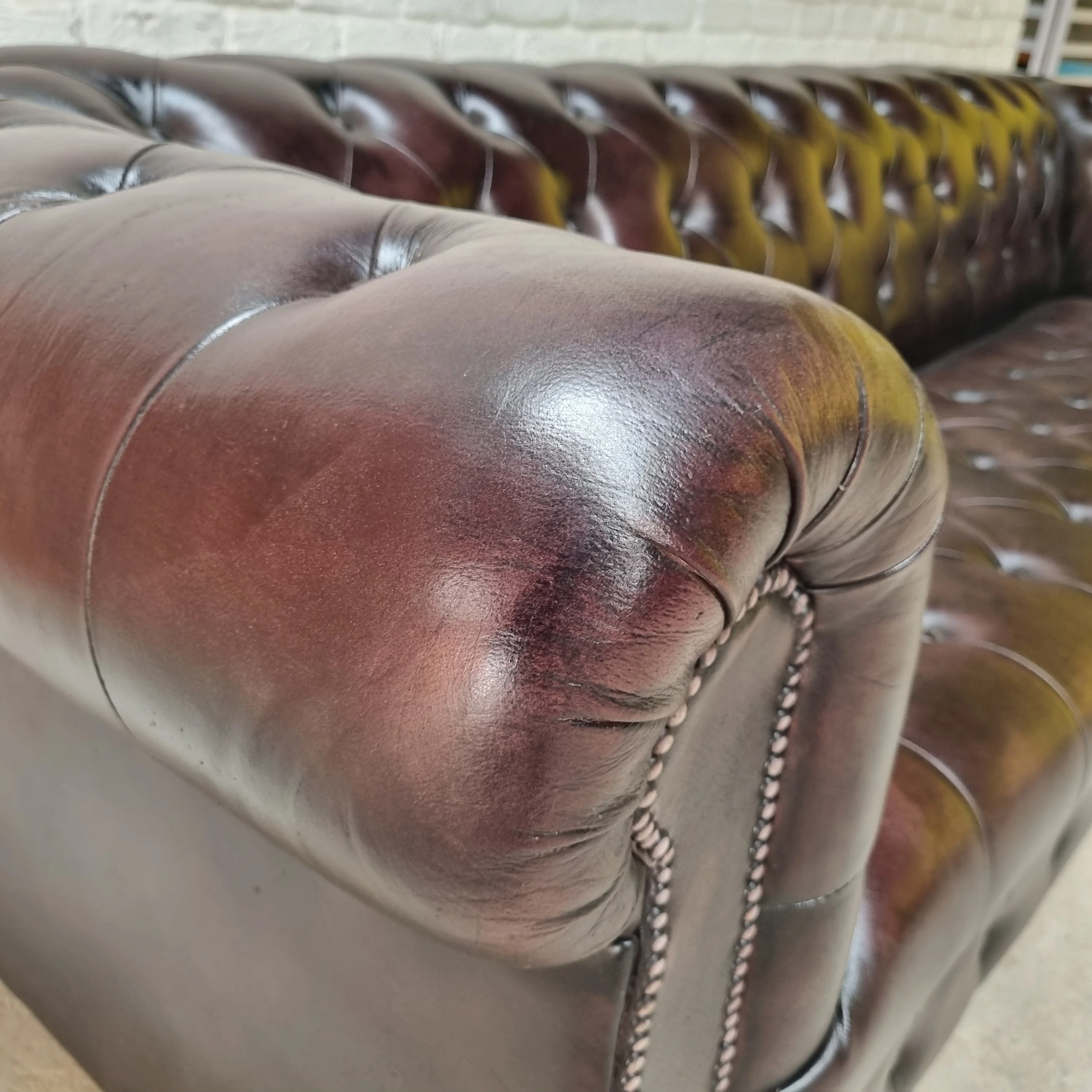 Hot Selling Latest Cherry Brown Tufted Chesterfield 3-Seater Leather Sofa Set for Living Room Unique Feature for Hotels Villas