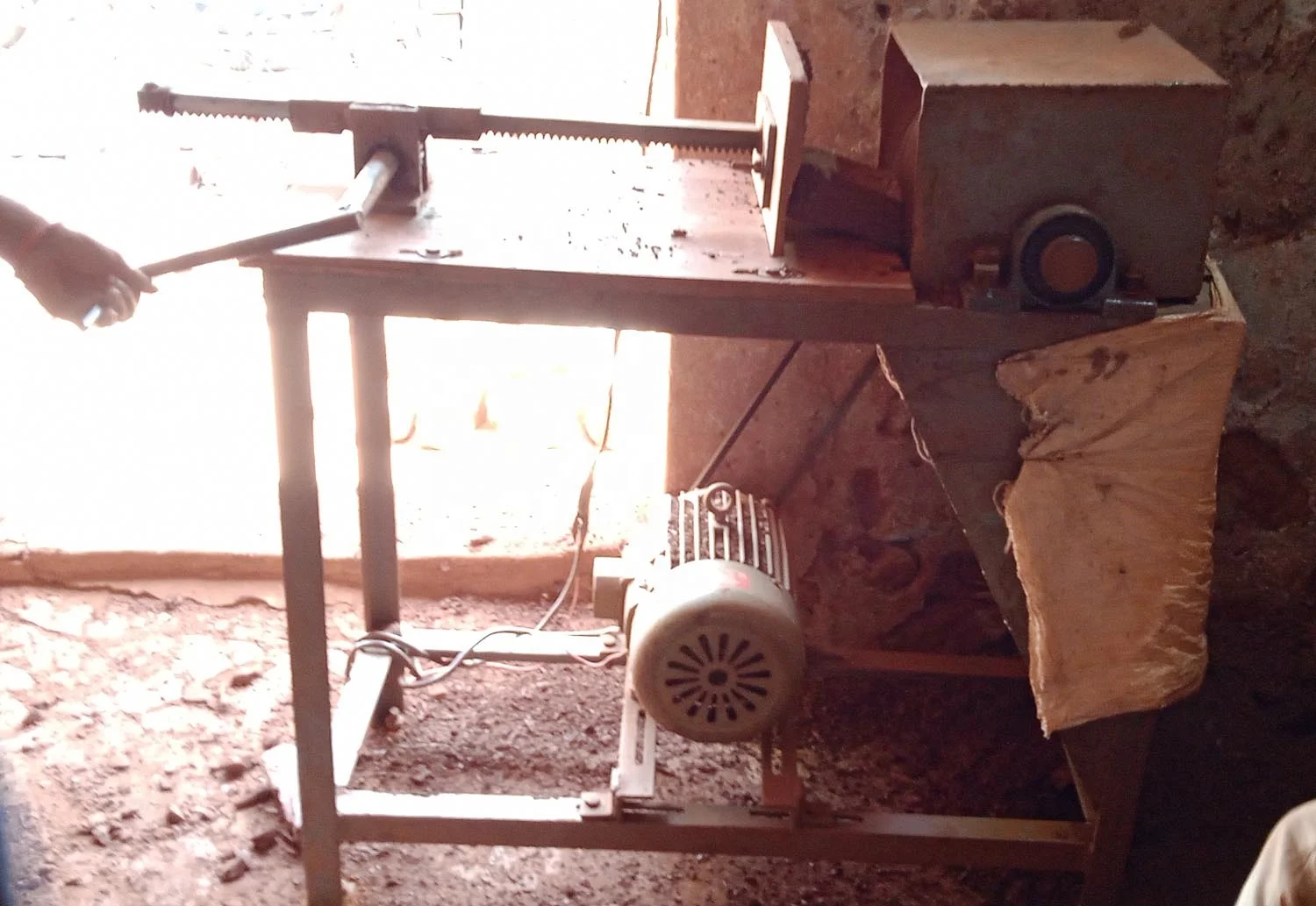 Clay powder making machine used for pottery brick and clay terracotta tile making industry runs of electric powered motor