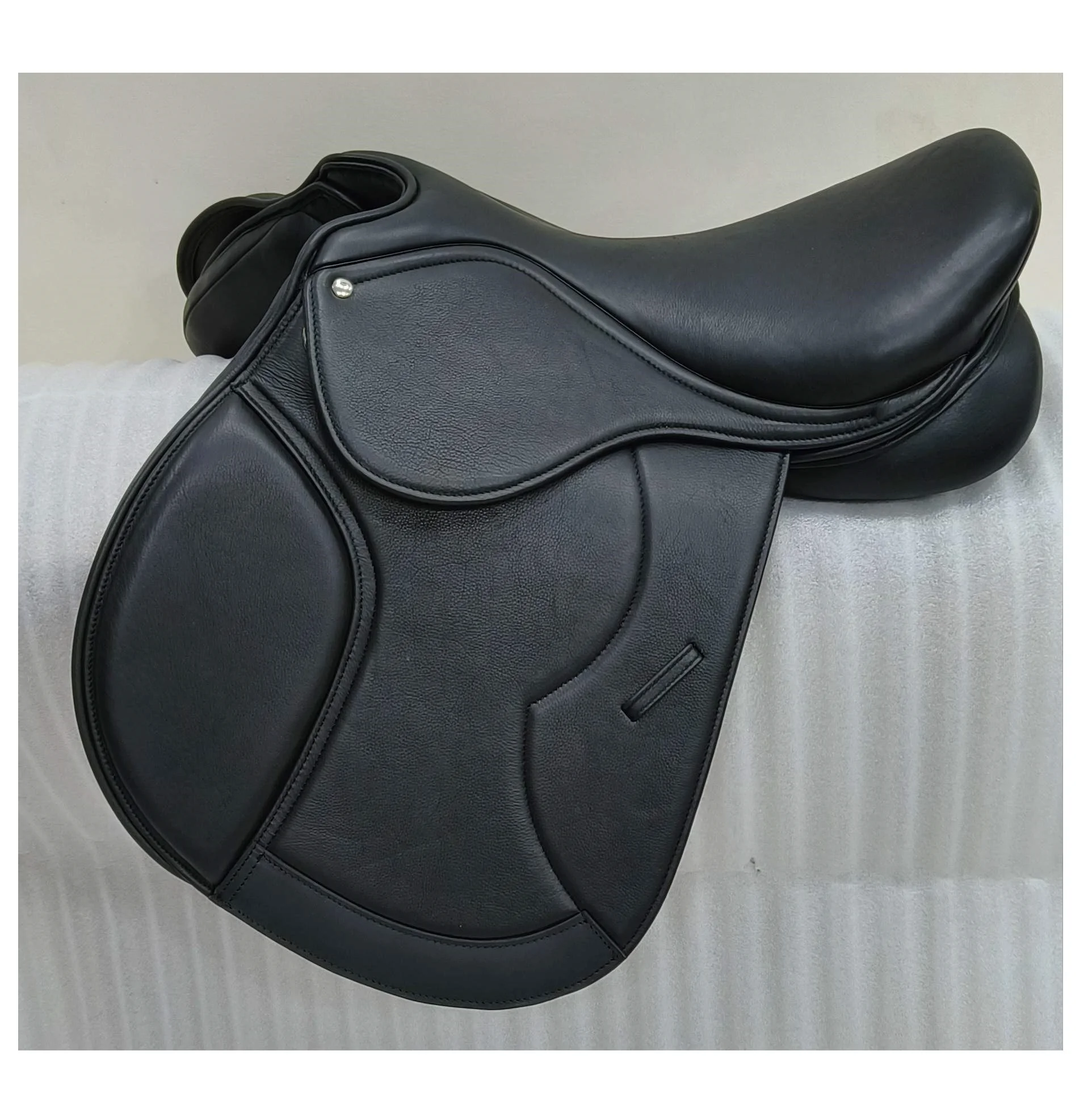 Premium Quality Synthetic Close Contact Horse Saddle with PVC Girth Straps Western Style Leather Saddle