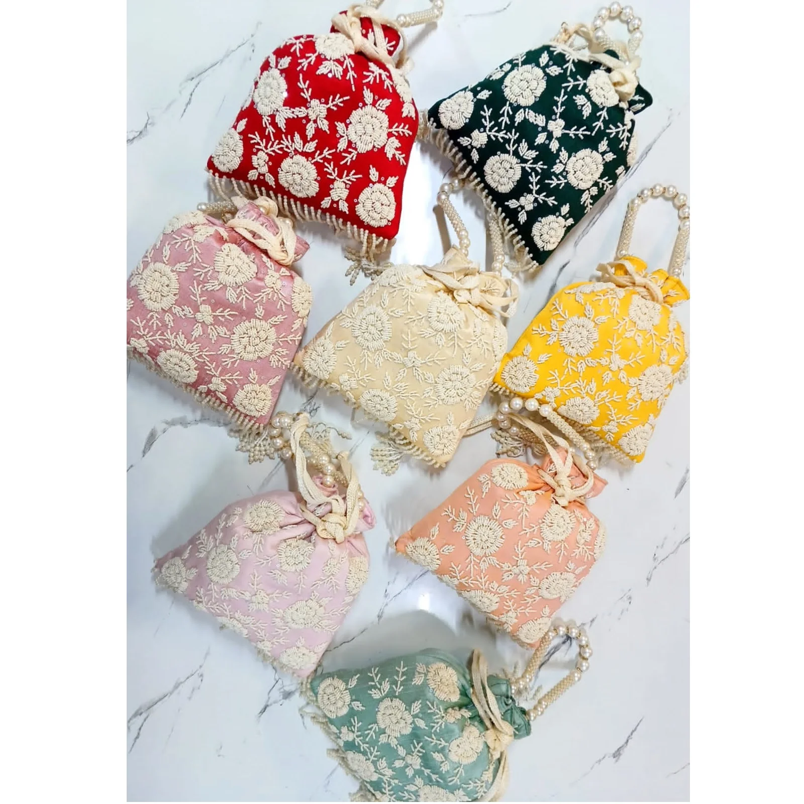 Дизайнерская многоцветная мини-сумка от индийского производителя в модном стиле с украшением из жемчуга и вышивки по лучшей цене!