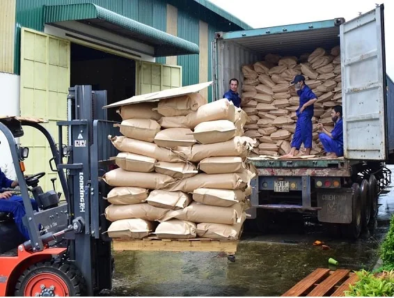 Черный Robusta растворимый кофейный порошок поставщик 1 вьетнамская индивидуальная этикетка шоколад оптовая продажа спрей кофе