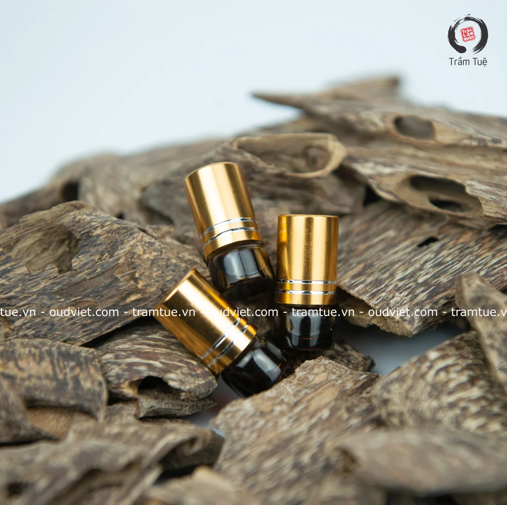 Vietnam Agarwood Oud Essential Oil low price high quality extracted from organic Oudh raw material
