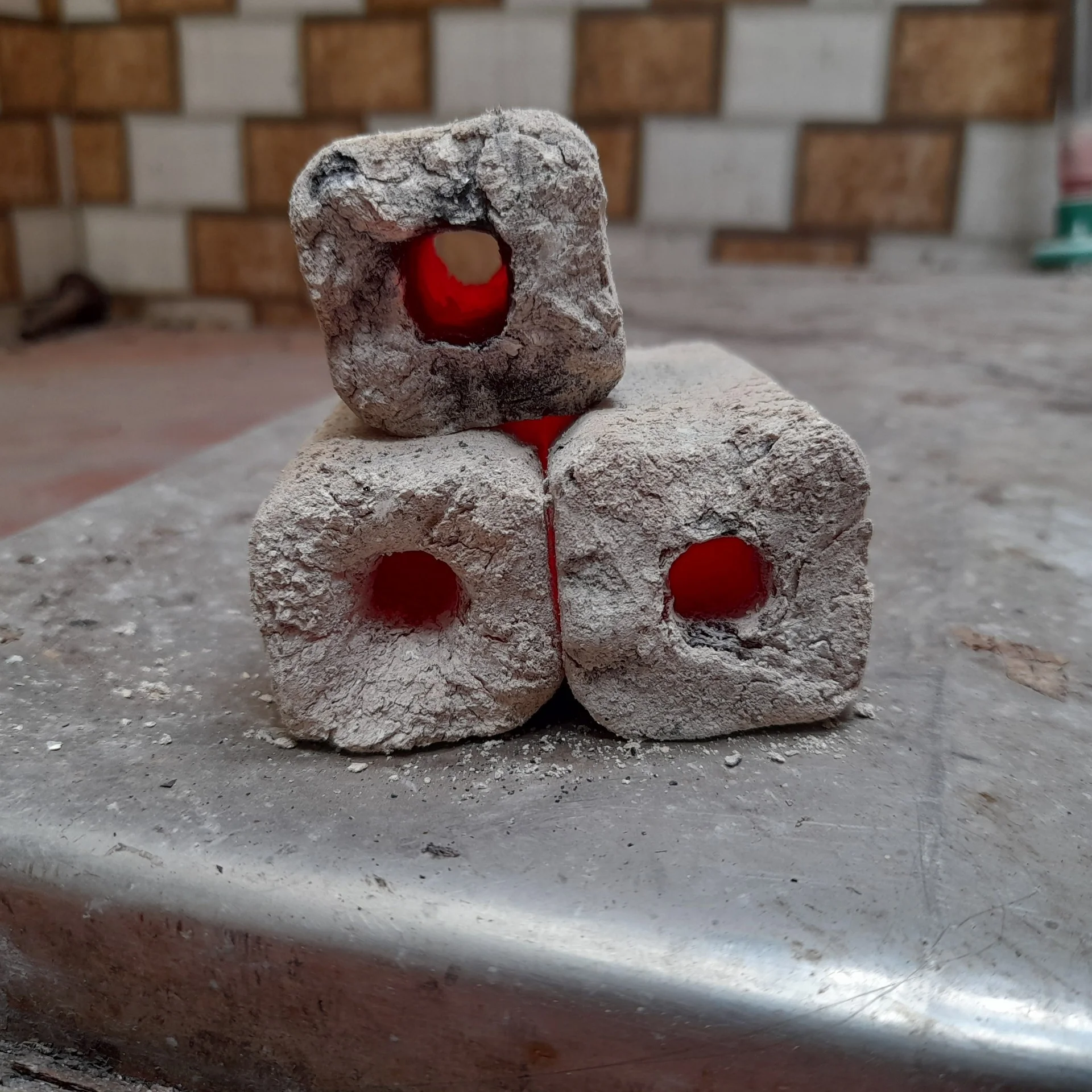 Machine made Sawdust charcoal for sale with less ash high heat long burning for bbq and grillings