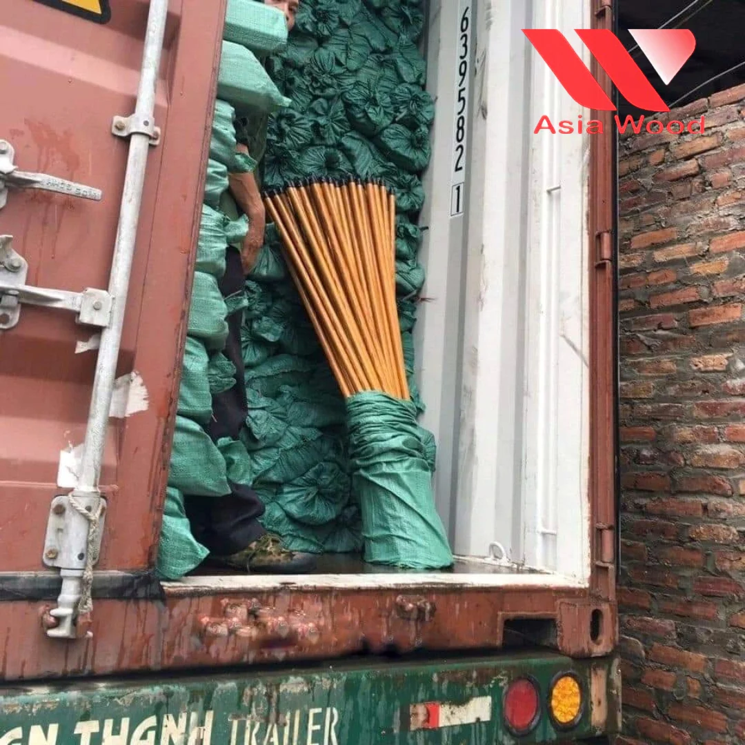 GRAIN WOOD DESIGN PVC COATED WOODEN BROOM STICK/ HANDLE GOOD PRICE ON THE MARKET FROM FACTORY