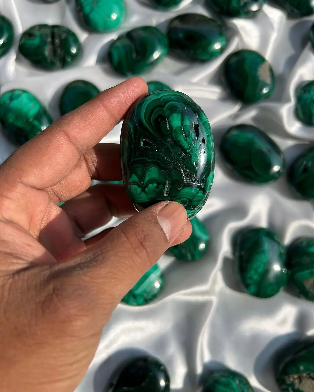 Genuine Shiny Polished Malachite Crystal Palm Stones Natural Semi-Precious Healing Energy Stone Wholesale Decorative Sale