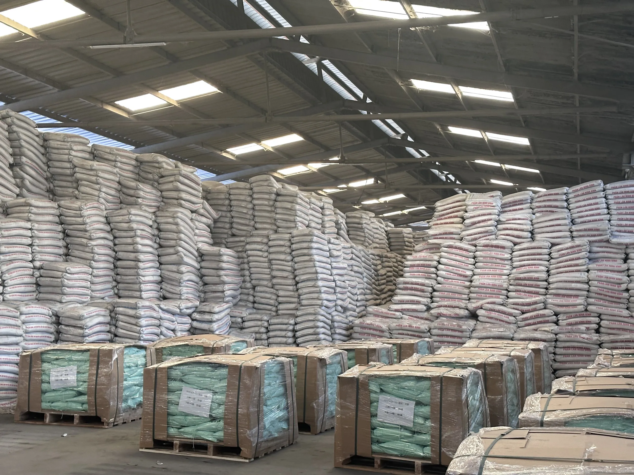 Sandy Fused Magnesium Phosphate Fertilizer Good Price Supplements Fertilizer For Plants Custom Packing  Vietnam Manufacturer