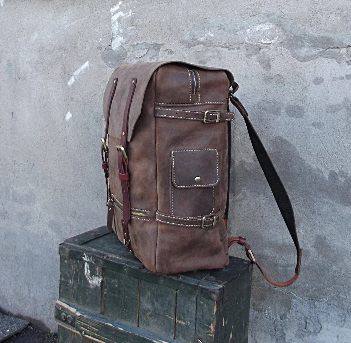 Distress Leather Travel Backpack Bag Zipper Pocket and With Retaining Strap for Men Fashion Large Capacity Bags