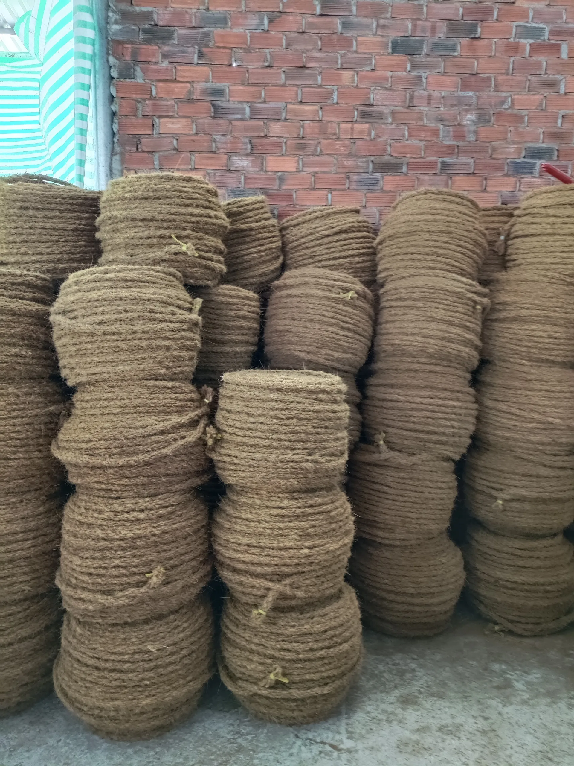 Hot Sales 2024 ECO Friendly export Coconut Coco coir rope 5-6mm 100% natural with customized thickness from Vietnam factory