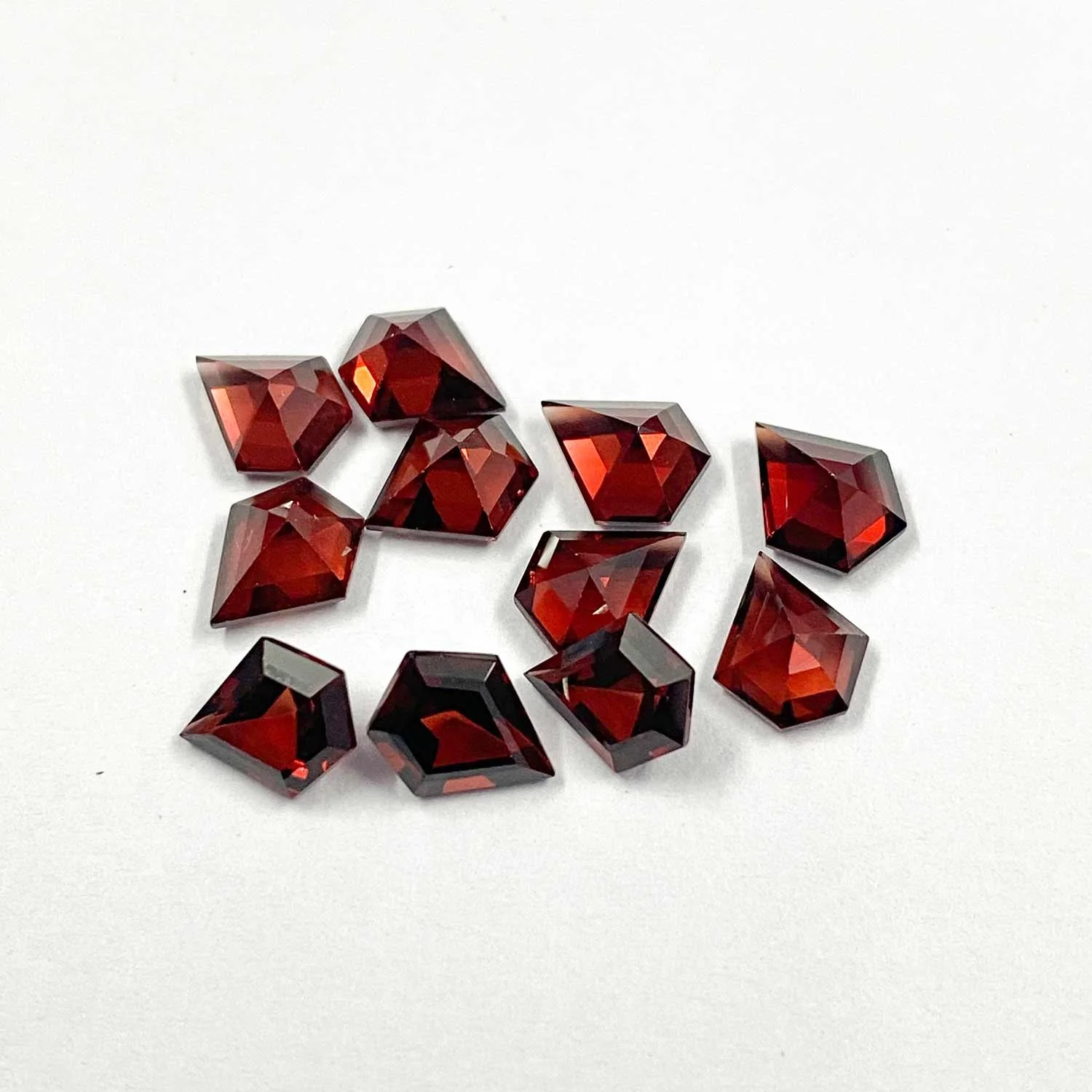 Free Shipping Handmade Best Quality 6x9mm Natural Mozambique Red Garnet Faceted Shield Shape Loose Semi Precious Gemstones