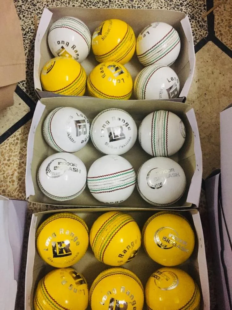 Изготовленные из натуральной кожи профессиональные шары для крикета в помещении