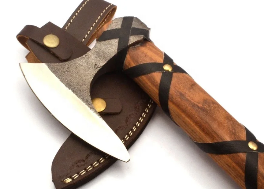 Красивый стальной топор Tomahawk ручной работы на заказ боевой с острыми краями и розовым деревом кожаным футляром