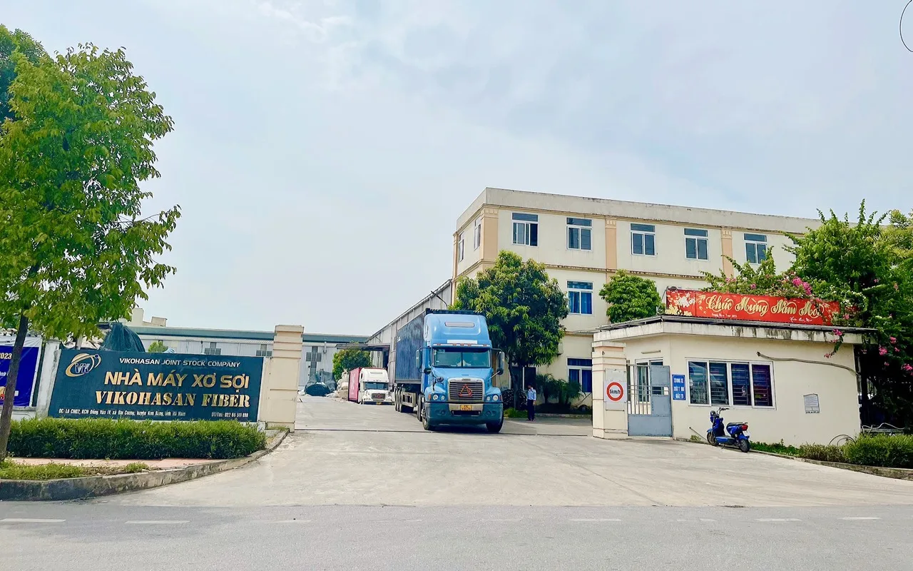 Recycled fiber from PET scrap Lowest price of Solid Dry black grey fiber good for carpets cushion mattress geotextile fabric