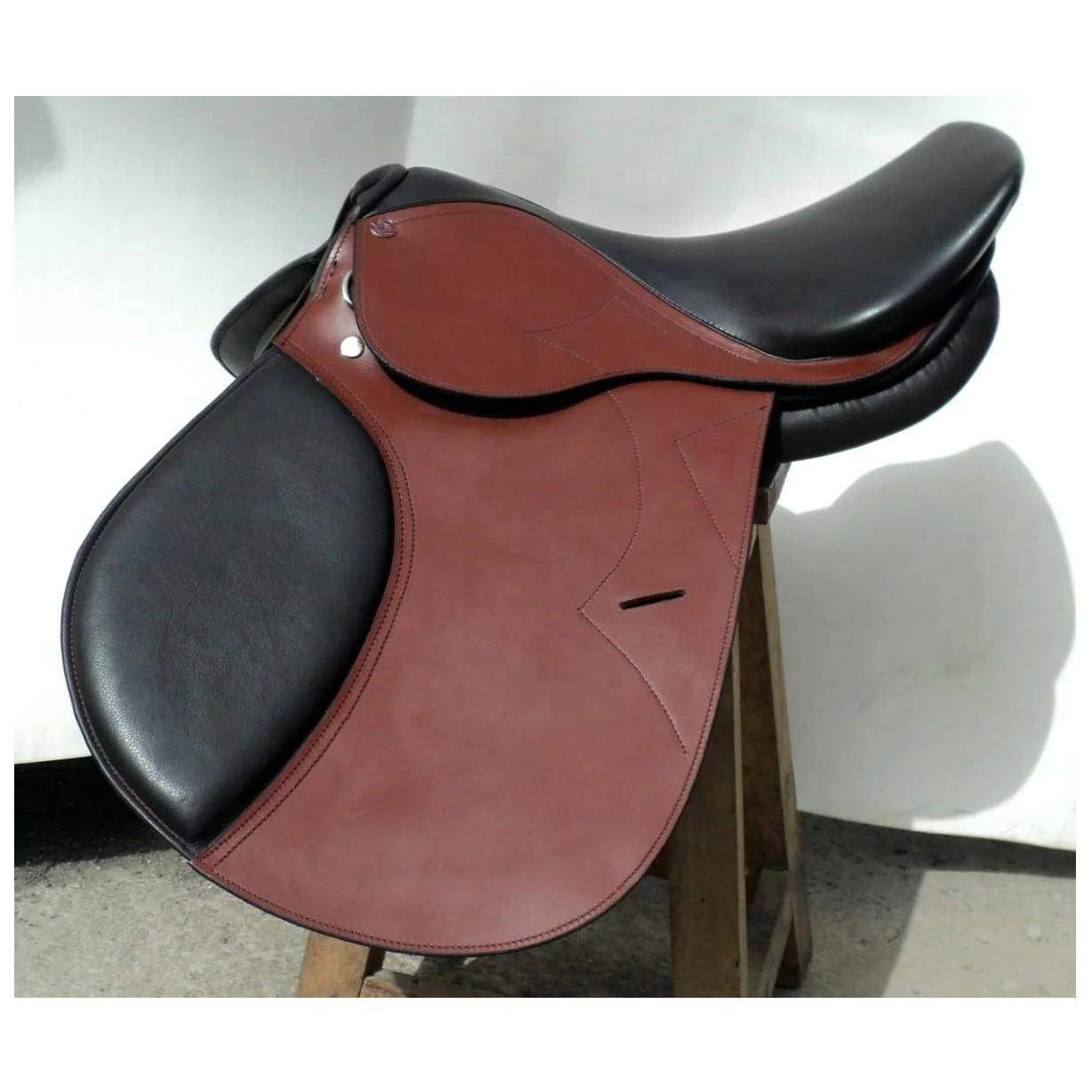 Leather Jumping Horse saddle with comfort soft leather padded seat detachable knee roll manufacturer from India