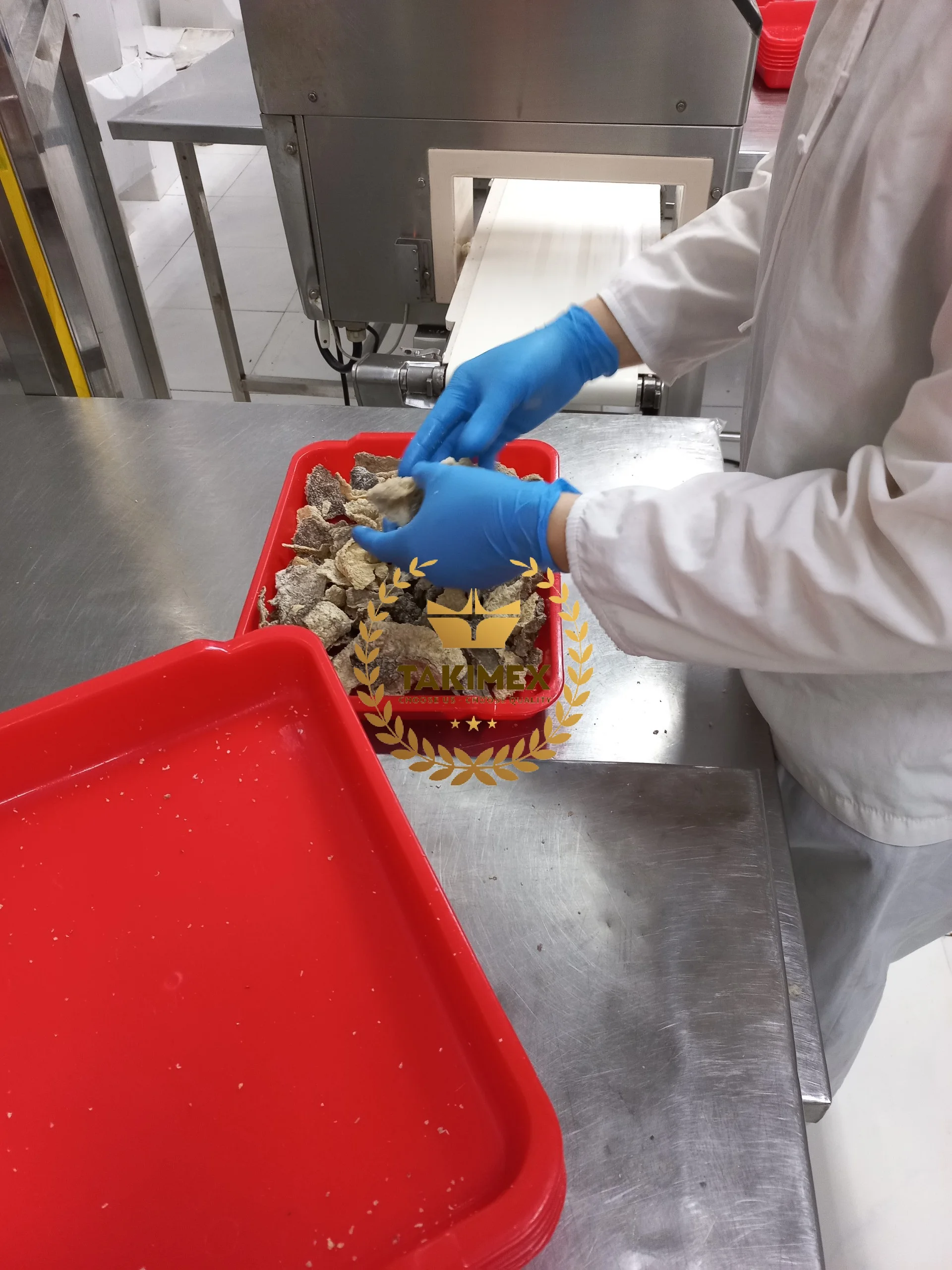 VIET NAM SALTED CRISPY FRIED SNACKS FISH DRIED SALMON SKIN WITH EGG YOLK FISH SKIN SNACK FROM TAKIMEX FACTORY