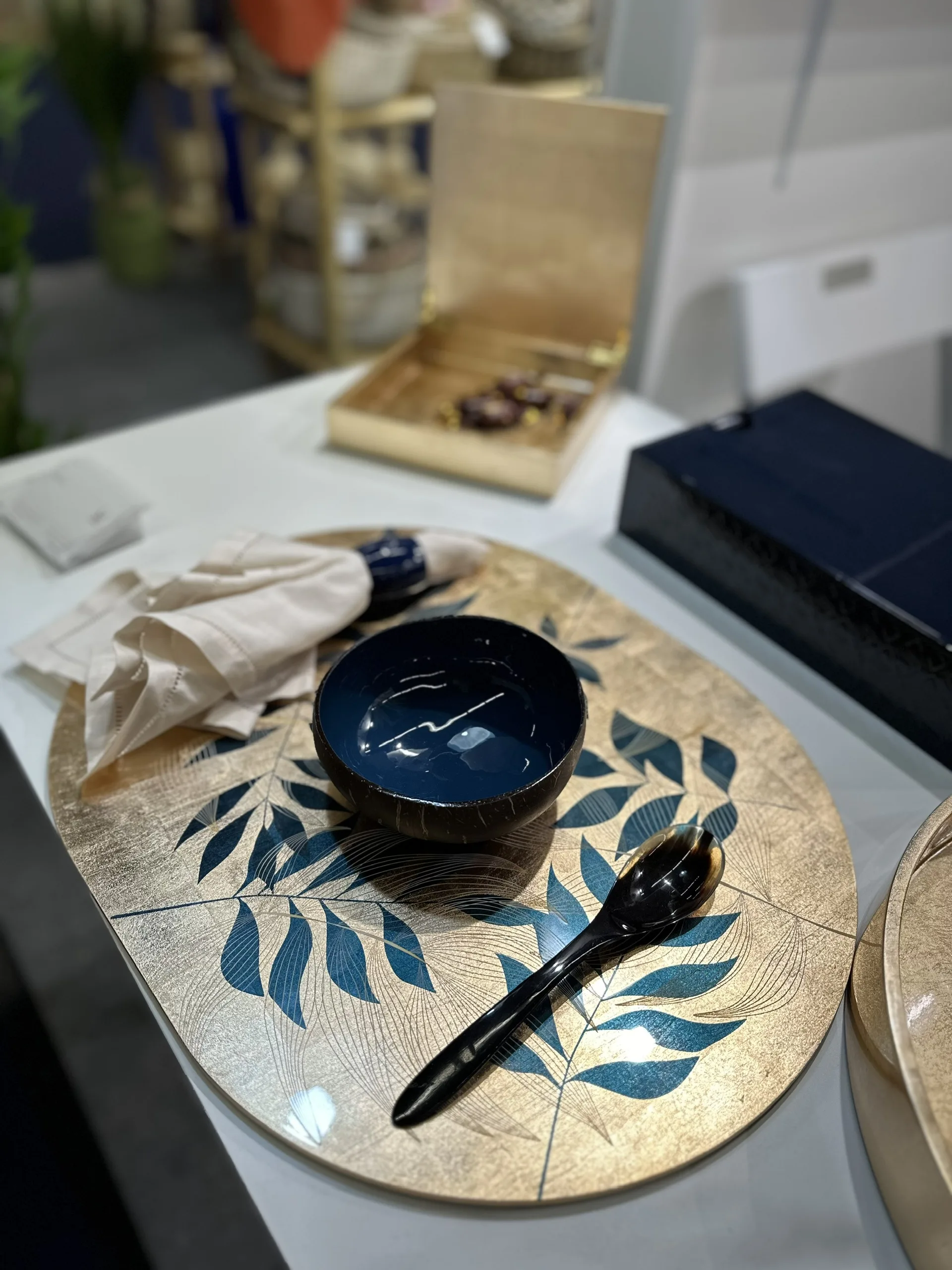 High Quality Custom handmade Luxury Lacquerware Tray from Vietnam Scalloped Rolling Smoking Tray with Bowl Pattern Handcrafted
