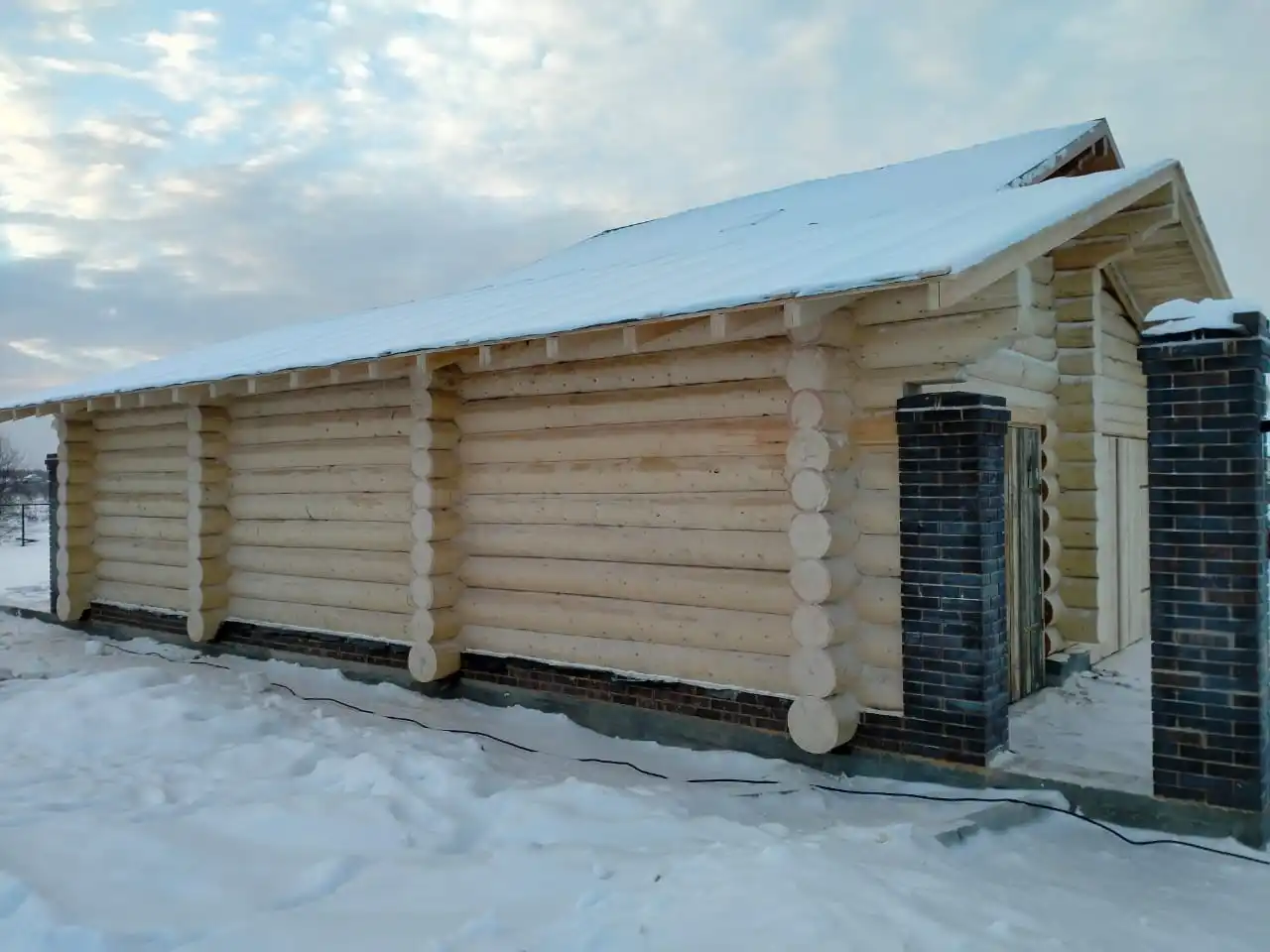 Custom-built Natural Wooden Log Garage 100 m2 with Canopy and Windows Natural Solid Wood Garage Kit for Building