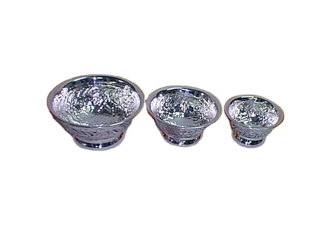 Посуда и тарелки из нержавеющей стали с серебряными ножками