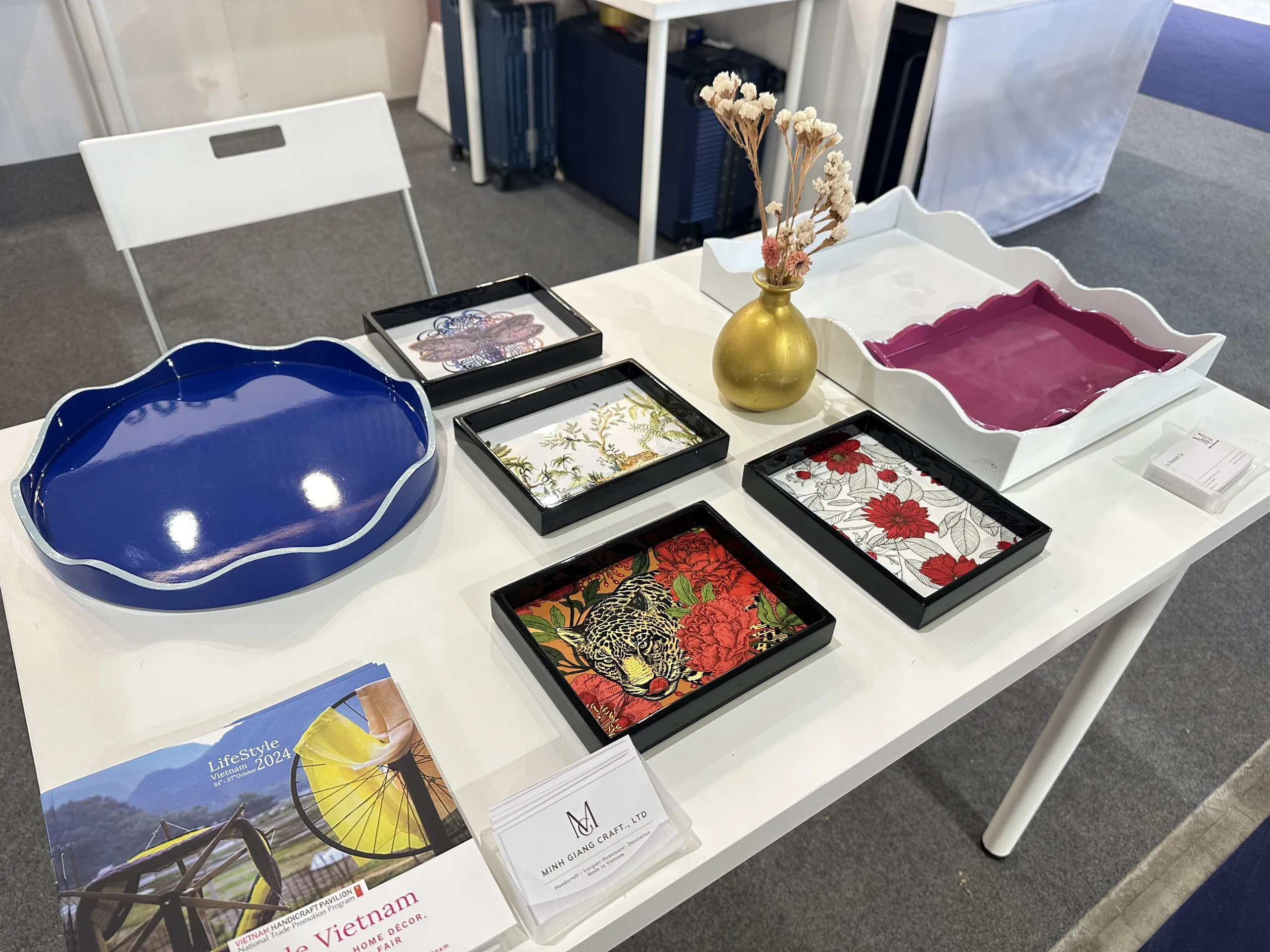 Handmade Round Decorative Lacquer Tray With Handles Made With OEM Design Made In Vietnam Lacquer Box Tray Handmade Lacquerware