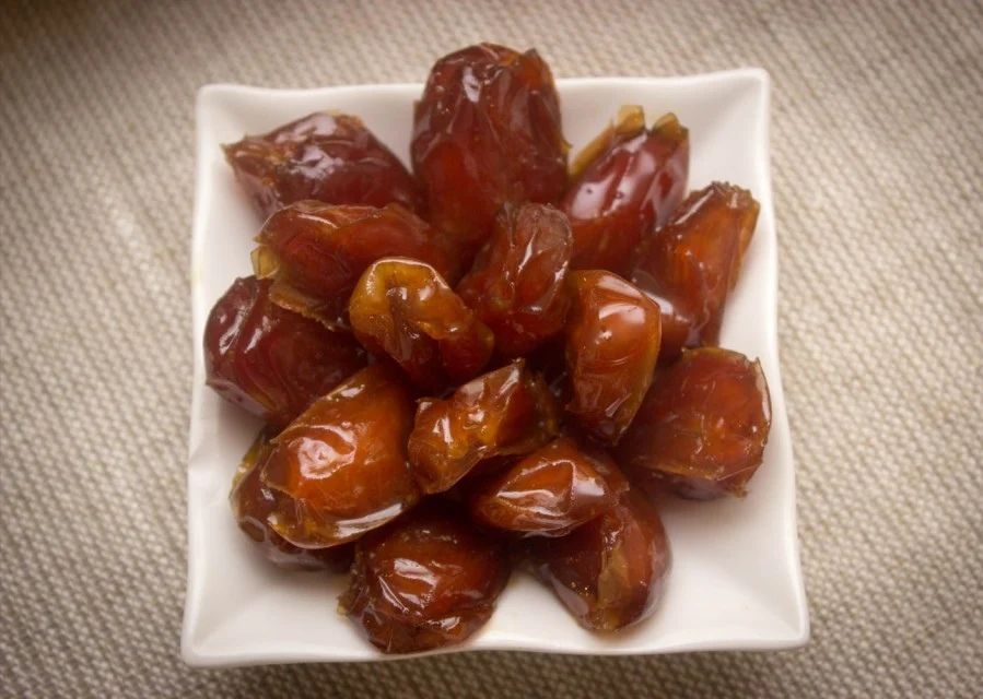 Khalas Dates precio fresco, sabroso y barato 500 gramos Available customized logo and label from Saudi Arabia