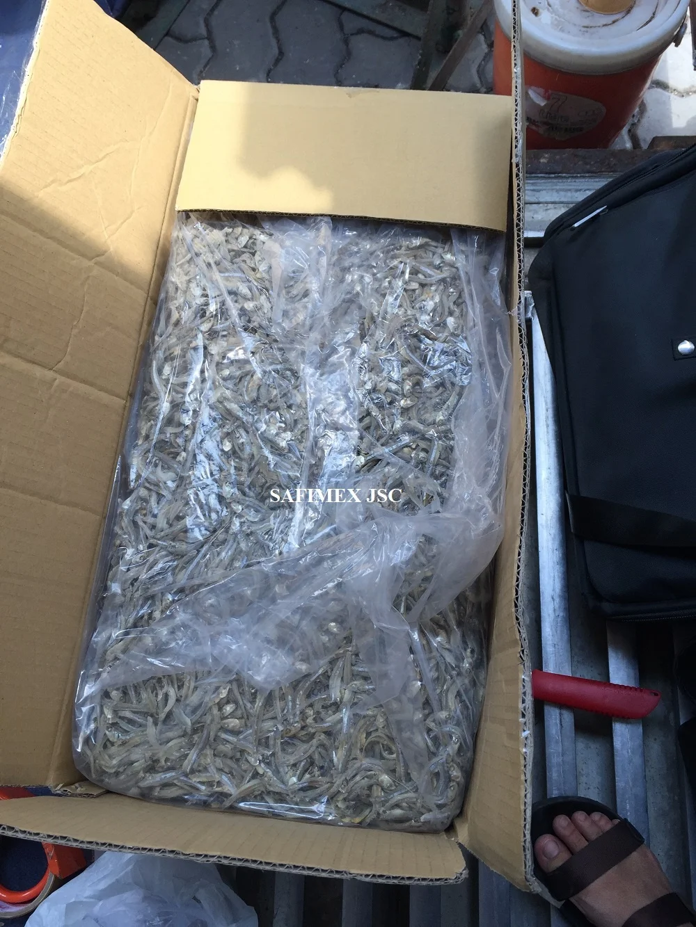 Wholesale OEM Bulk Packing Whole Dried Anchovy with Head Sun-Dried Seafood Fish for Soup