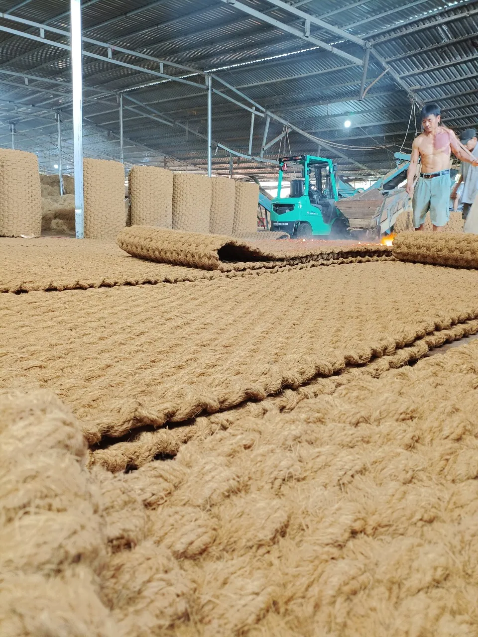 New Arrival 2023 Best quality Coconut plain coir mat from Vietnam for outdoor paving Size 1.0*10m , thickness 35mm 100% natural