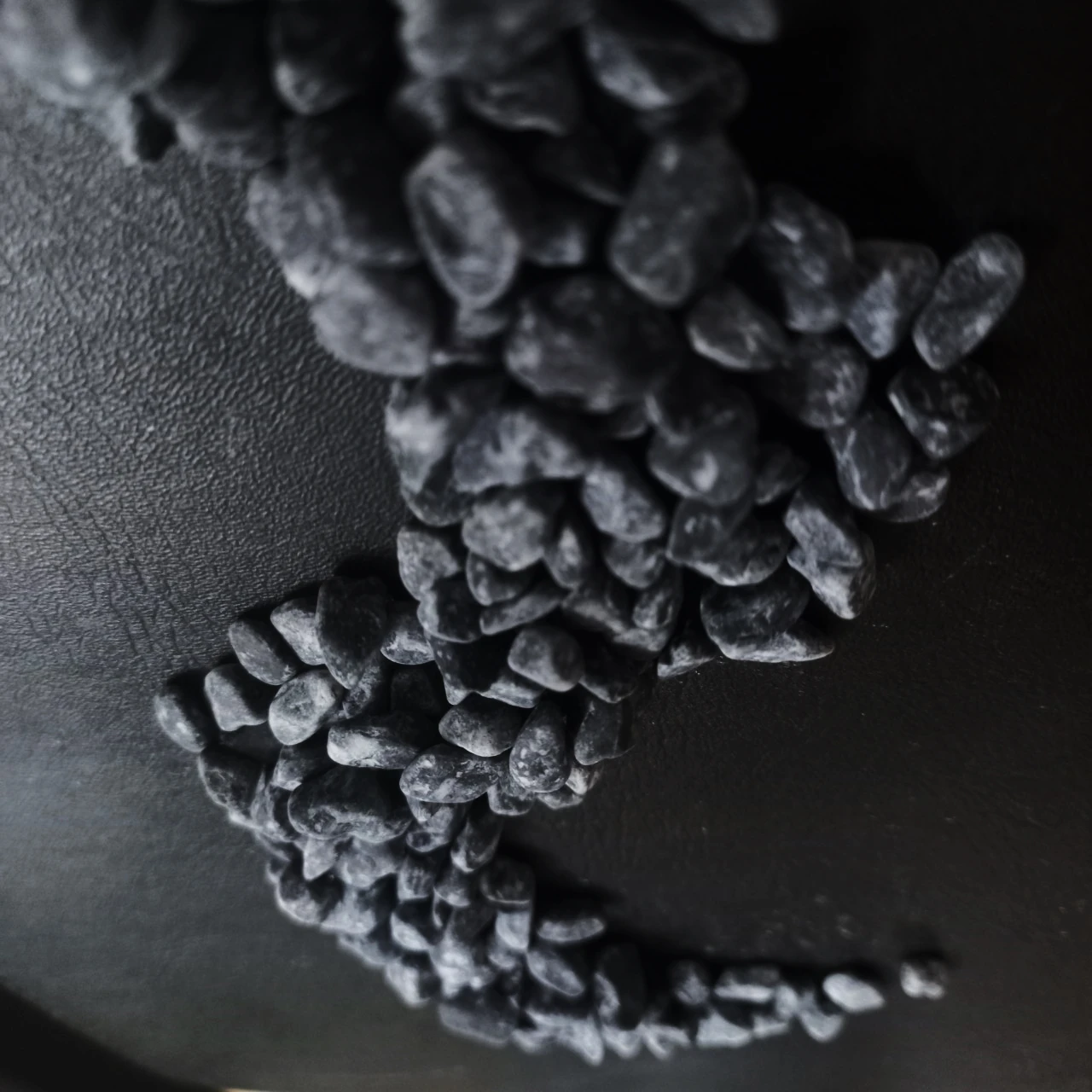 Черный натуральный гравий паутина каменный укладчик Уличные декоративные камни для дома/сада/пруда