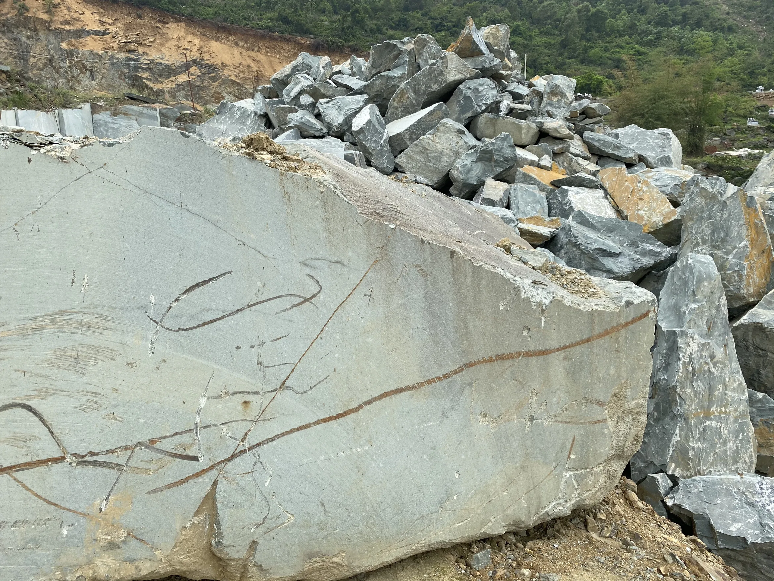 Natural Limestone  Tiles Park Farmhouse Outdoor Stone Limestone Flooring Sandblasted limestone moss green stone from Vietnam