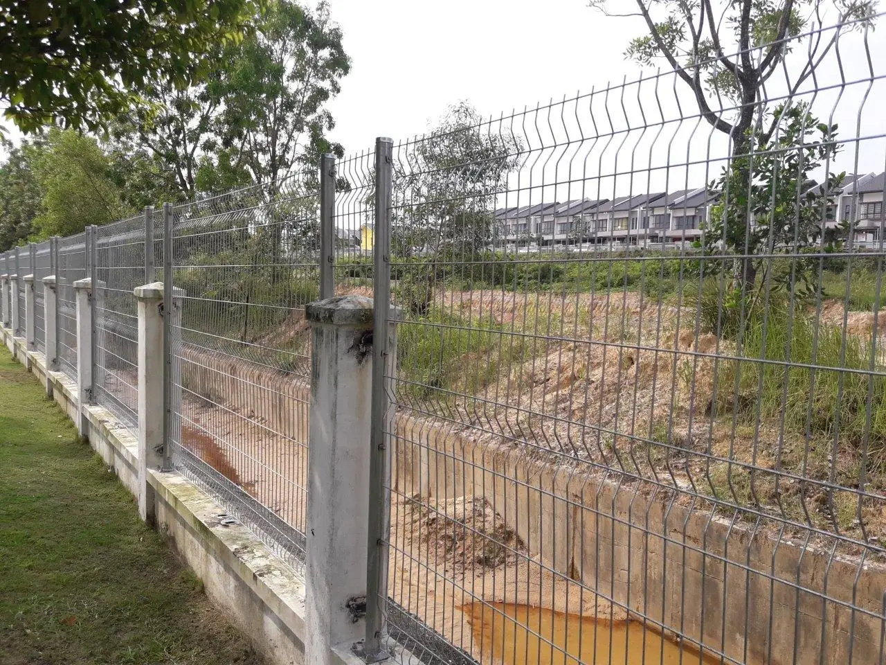 Factory Price Premium Powder Coating Color Selection Bending Curved Metal Fencing With Fence Post Brackets Cap For Outdoor