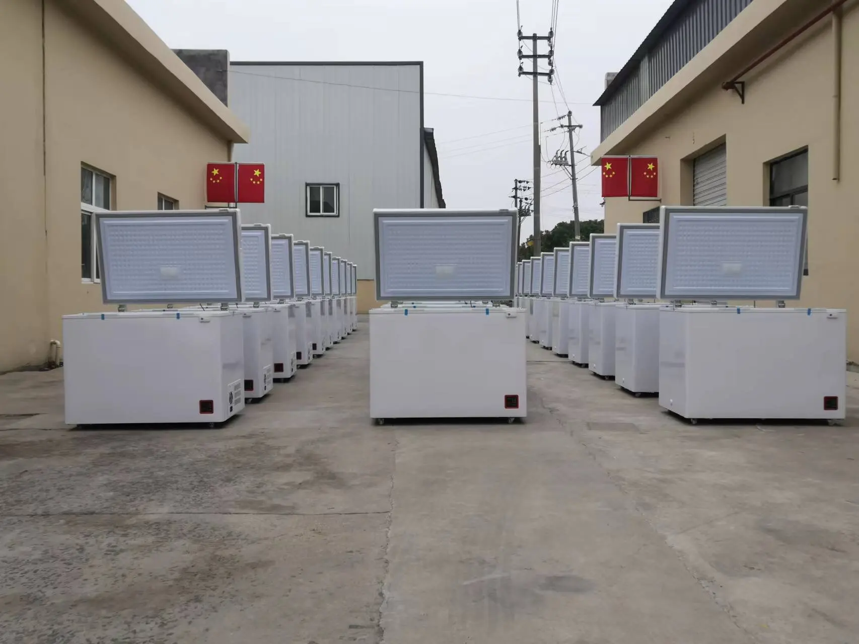 308 liters solar ice cream display freezer with 110mm foaming insulation  save battery and solar panel