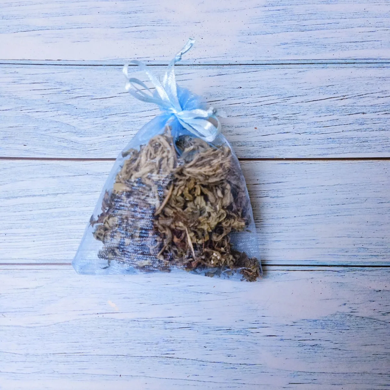 Natural dried lemongrass can make tea or cooking seasoning