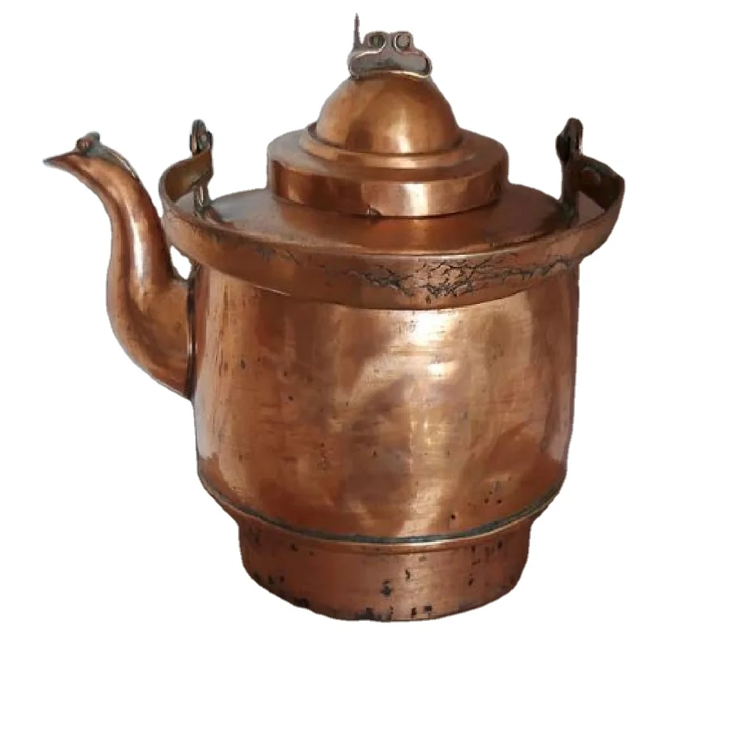 Медный чайник из металла с полированной отделкой и ручкой идеально подходит для кухни