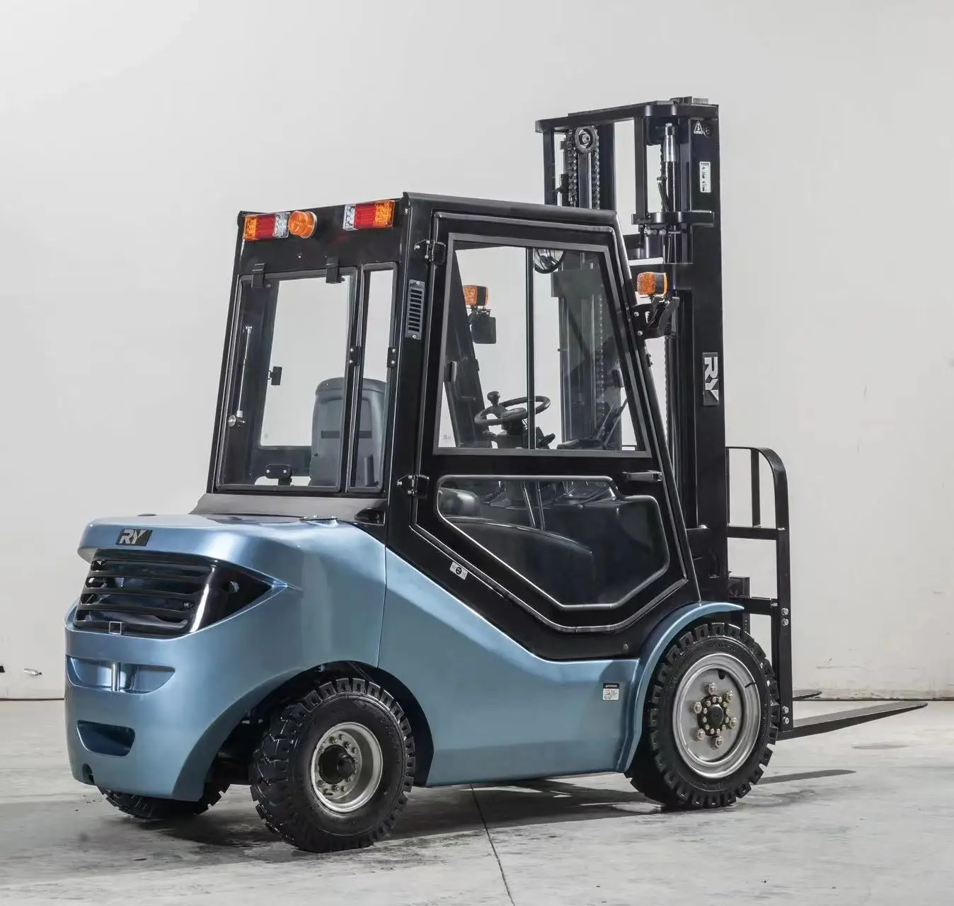Royal 3 Ton 4 Ton 5 Ton 4x4 Solid Tyre Forklift Truck With Cab For Heavy Lifting
