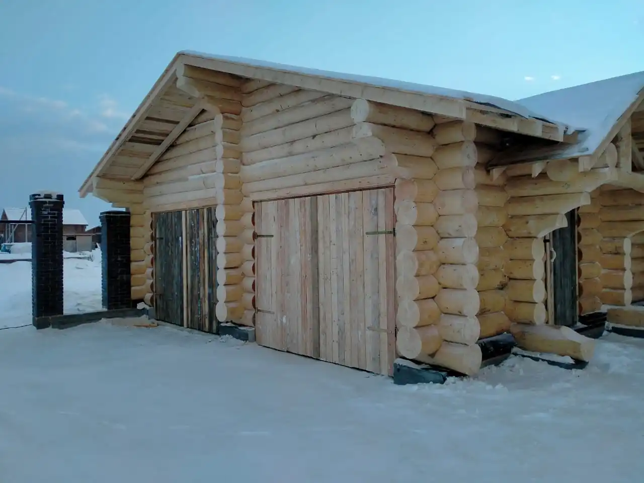 Custom-built Natural Wooden Log Garage 100 m2 with Canopy and Windows Natural Solid Wood Garage Kit for Building