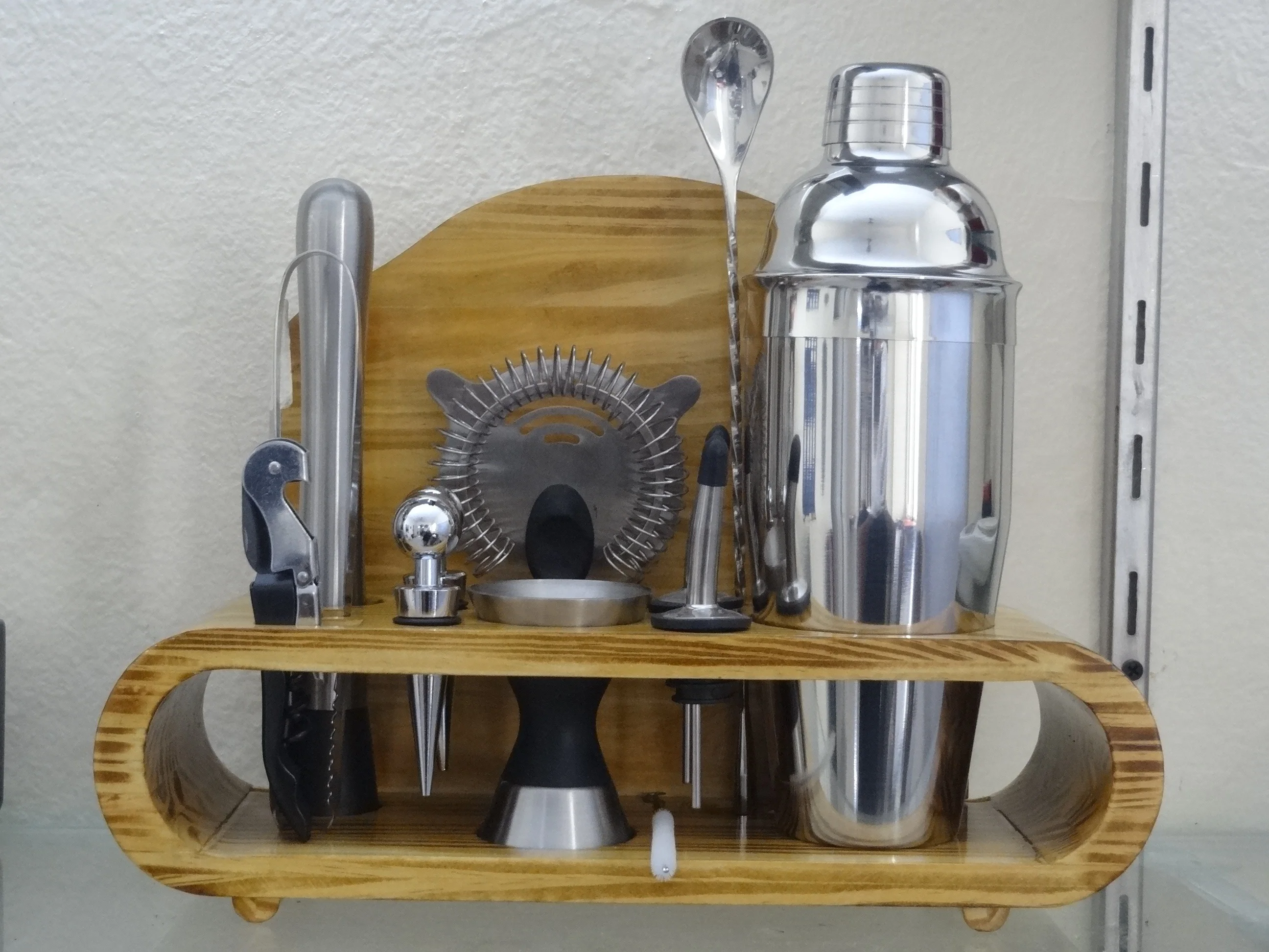 110 - 10-PIECE BAR SET COCKTAIL SHAKER SET WITH STYLISH WOODEN STAND