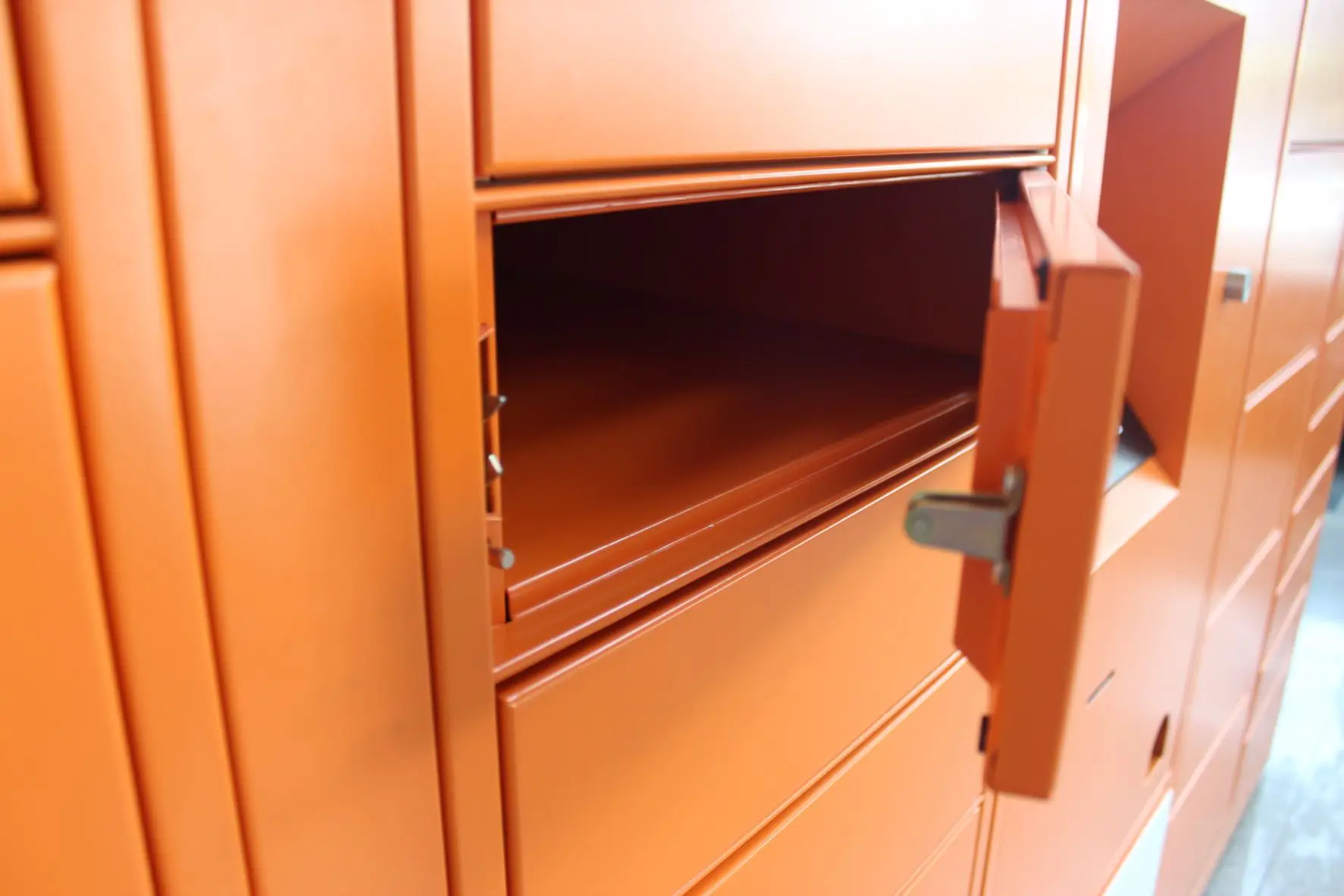 Intelligent  Parcel Items Package  Metal Cold-rolled Steel Cabinet Locker with Reinforced Lock for Last-mile Solution