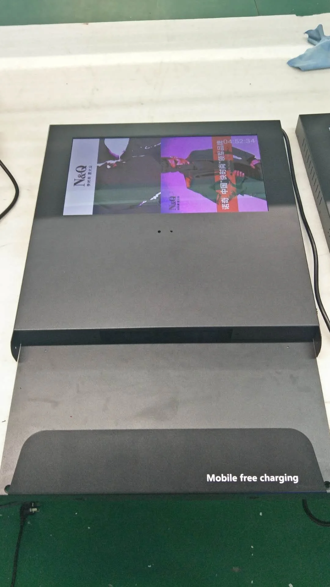 21.5 inch  Mobile Phone Charging station LCD digital signage displayer for advertising