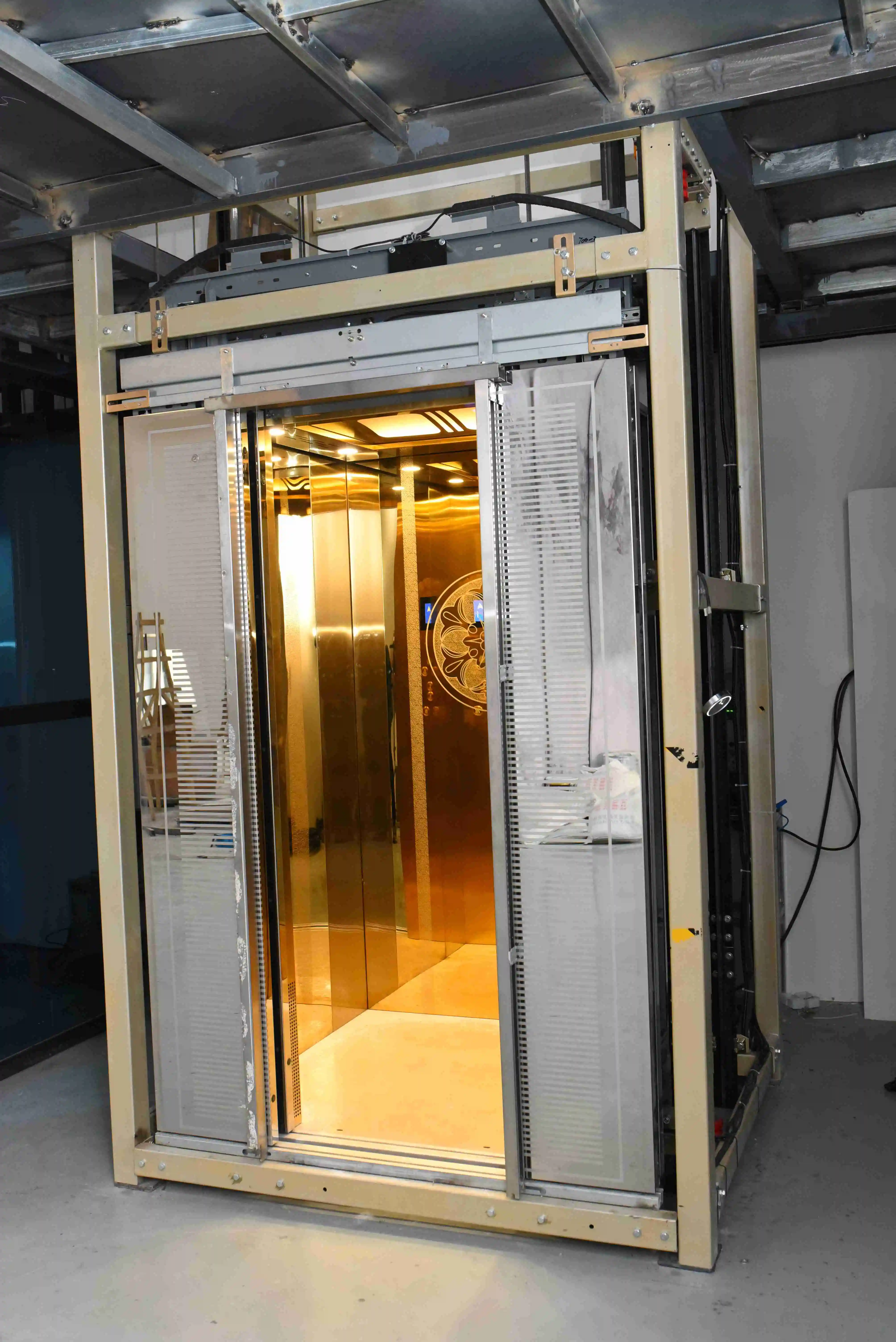 New Passenger Elevator High Quality Elevator Titanium Stainless Steel Commercial Passenger Elevator