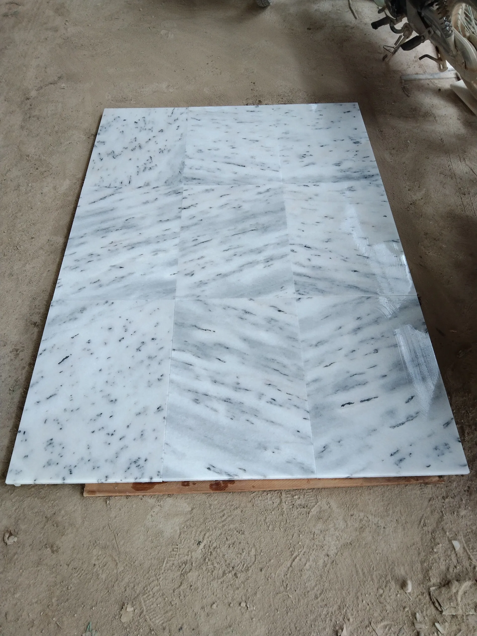 Мрамор из серого доломита с прожилкой