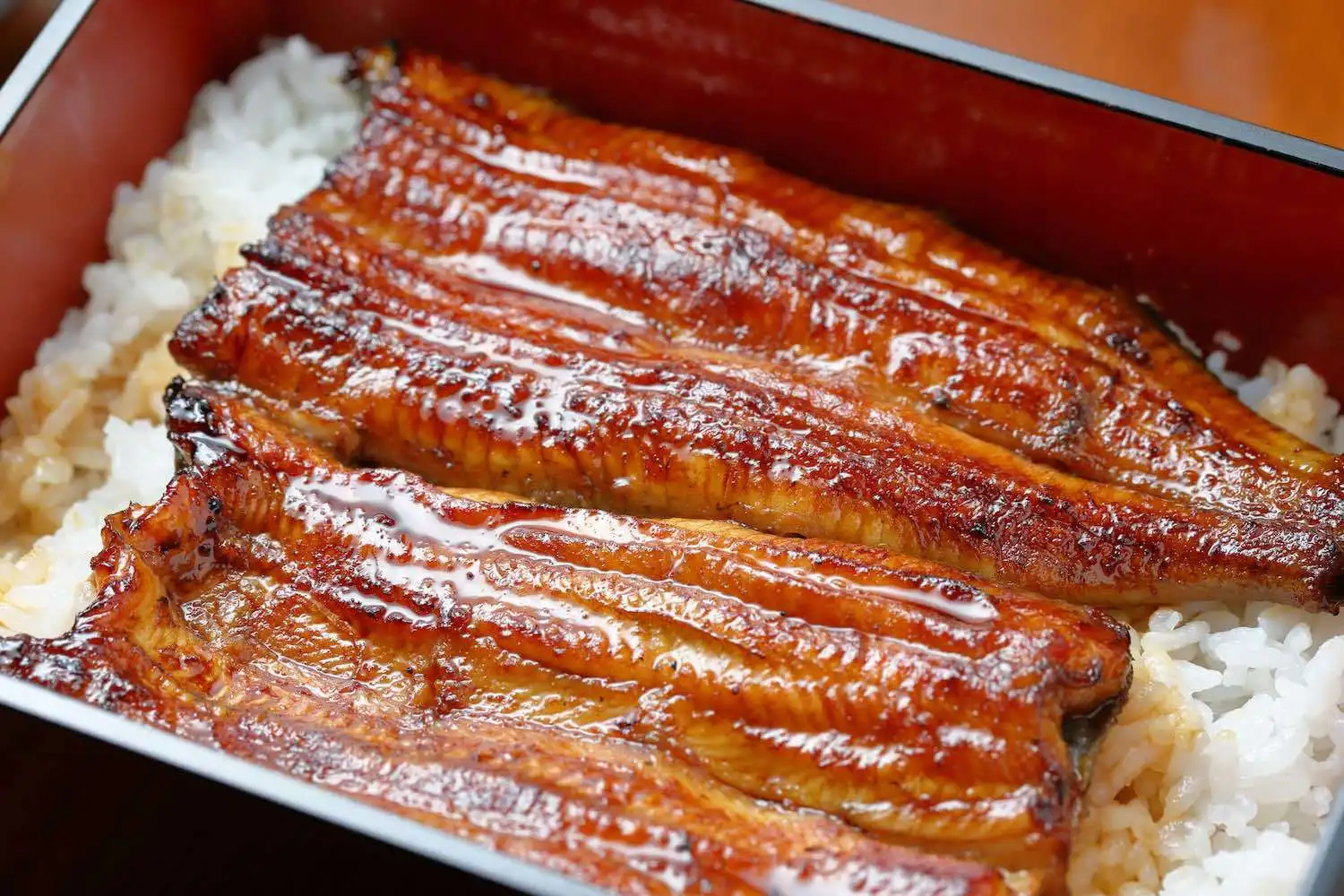  Свежая рыба с суши и сашими из морепродуктов Угорь (Unagi) Японская еда белая