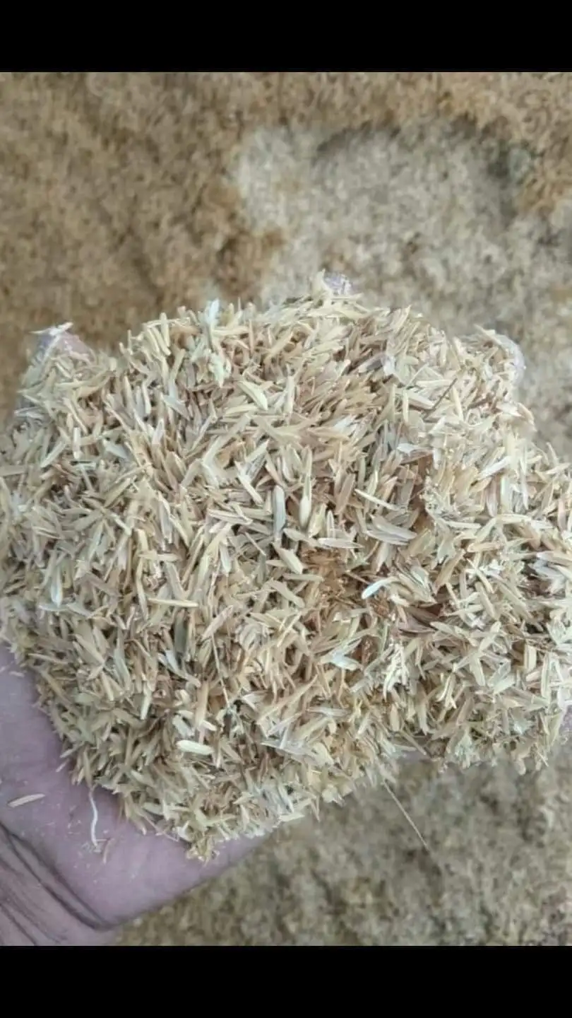  Первоклассные сельскохозяйственные отходы желтая шелуха сырья риса с 100% сырой шелушкой упаковка в тканый пакет