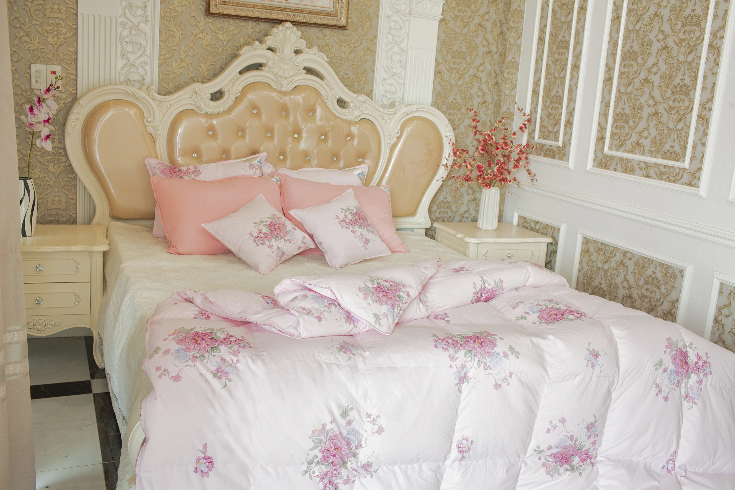 VIETNAM LUXURY DESIGN SUPER SOFT/ MUTE/LIGHT/ VERY WARN WHITE HOTEK BLANKET INSERT FLOWERS COMFORTABLE