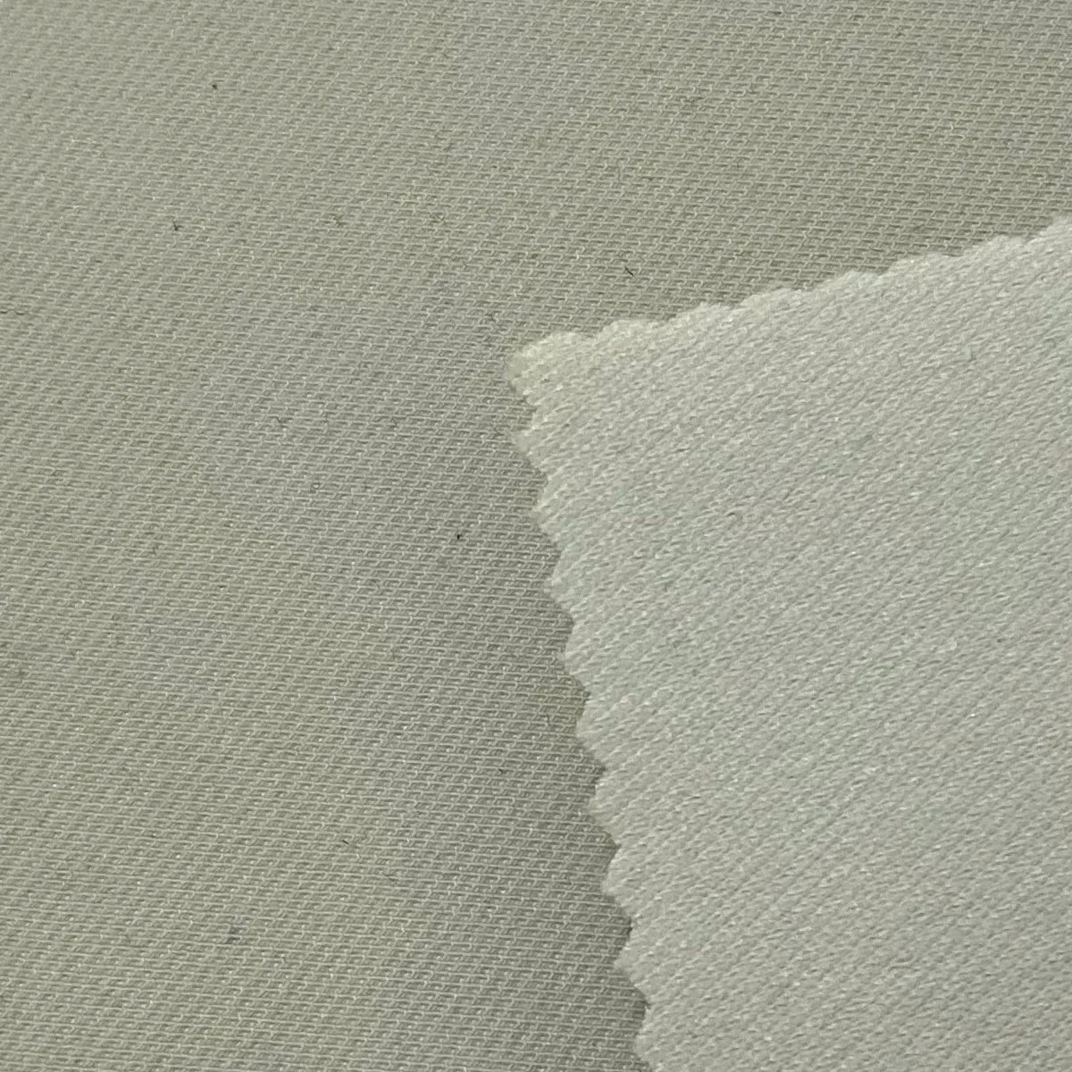 В наличии много трикотажных тканей 67% хлопок 25% нейлон 8% спандекс Светло-серая саржевая ткань для одежды