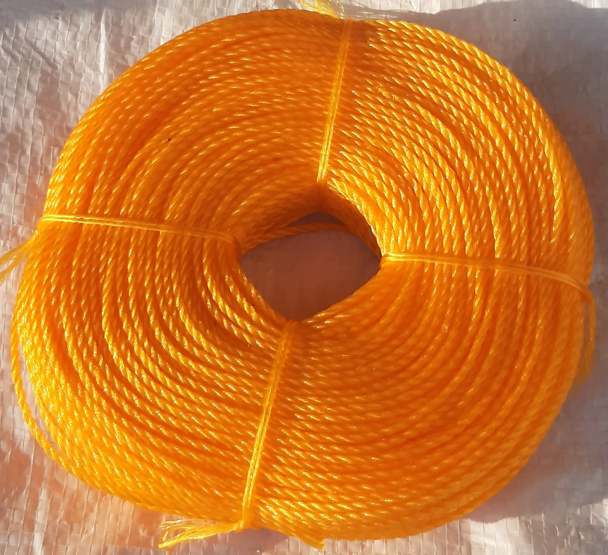 Оптовая продажа от поставщика! Высокое качество! HDPE прядей 3 каната пластик витая PE рыболовная веревки веревочка PP упаковка Шпагат