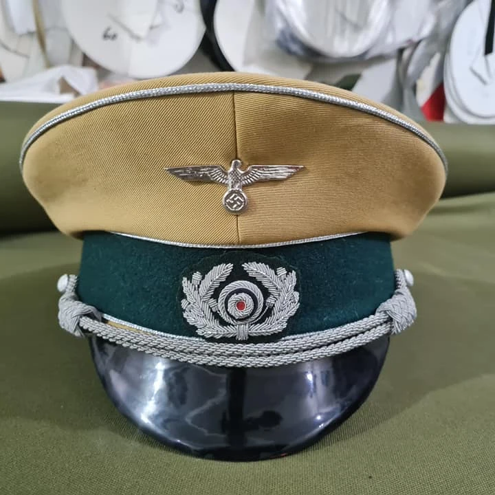 
GOOD QUALITY GERMAN ARMY OFFICERS PEAKED CAP & BADGE 