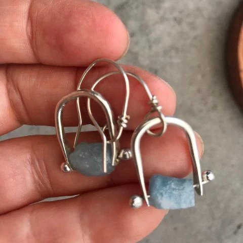 
Серьги-подвески с синими аквамариновыми бусинами, серебро 925 пробы 